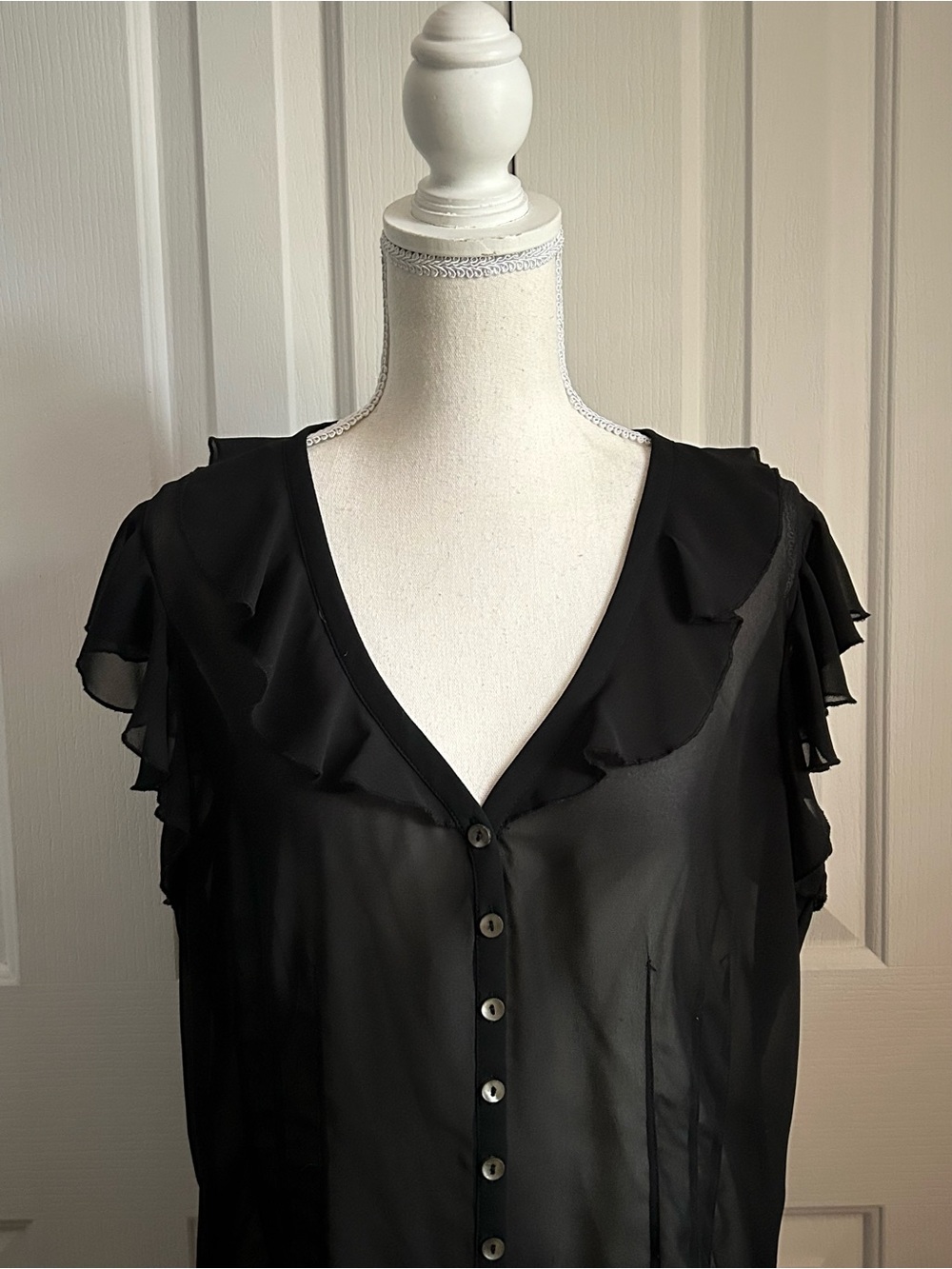 Ruffle Sleeve Button-Front Women’s Top, Black, Size 14 - Picture 2 of 5